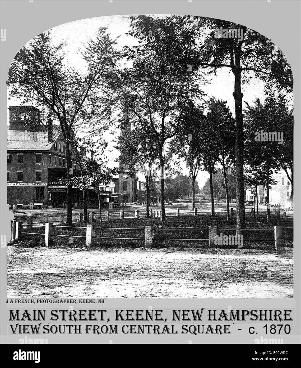 Questa immagine cattura una vista a sud di Central Square a Keene, New Hampshire. La piazza della città funge da punto focale per la comunità, con edifici storici e strade alberate, che offrono uno scorcio nel centro storico di Keene. Foto Stock