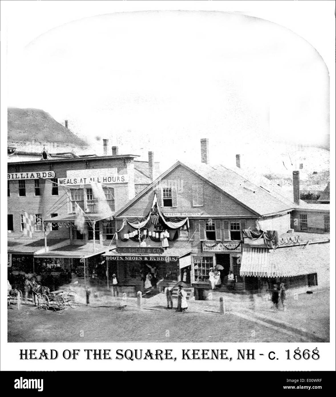 Questa fotografia cattura l'area centrale di Keene, New Hampshire, concentrandosi su Central Square. Scattata da J.A. French, l'immagine ritrae il vivace quartiere del centro e la piazza della città, evidenziando il suo carattere storico e l'atmosfera della comunità. Foto Stock