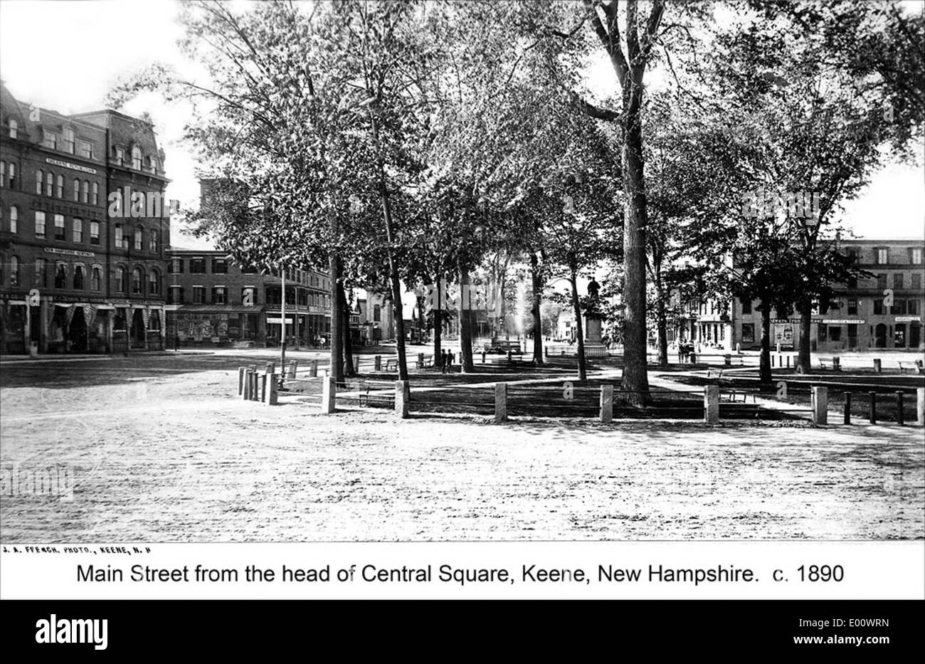 Questa fotografia mostra Main Street dalla testa di Central Square a Keene, New Hampshire, con una vista del Soldiers Monument e del centro di Keene. L'immagine cattura il fascino storico e l'orgoglio civico della città. Foto Stock