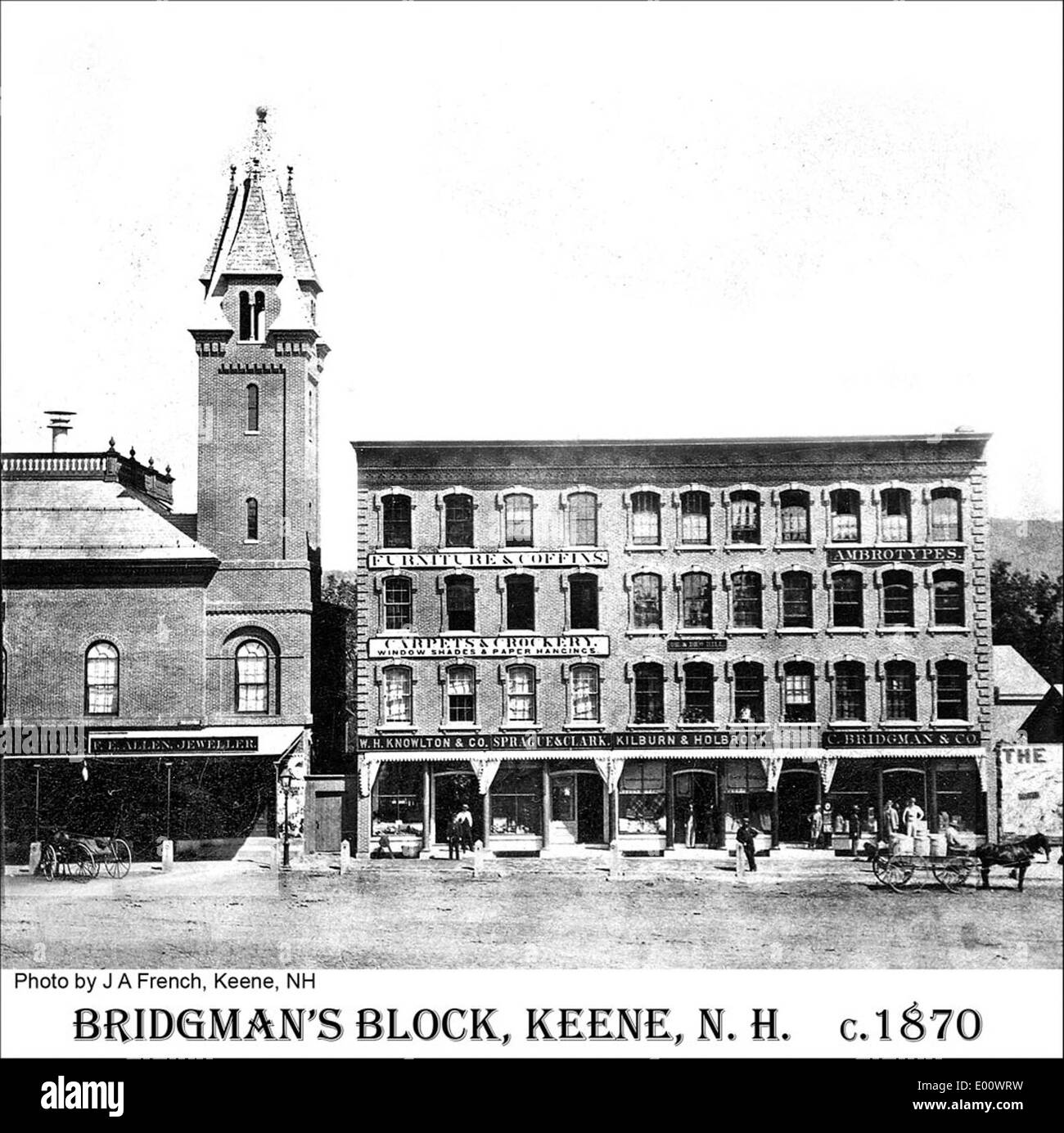 Una fotografia storica di Bridgman's Block a Central Square, Keene, New Hampshire, che cattura le caratteristiche architettoniche di questo edificio d'epoca nel cuore della città. Foto Stock