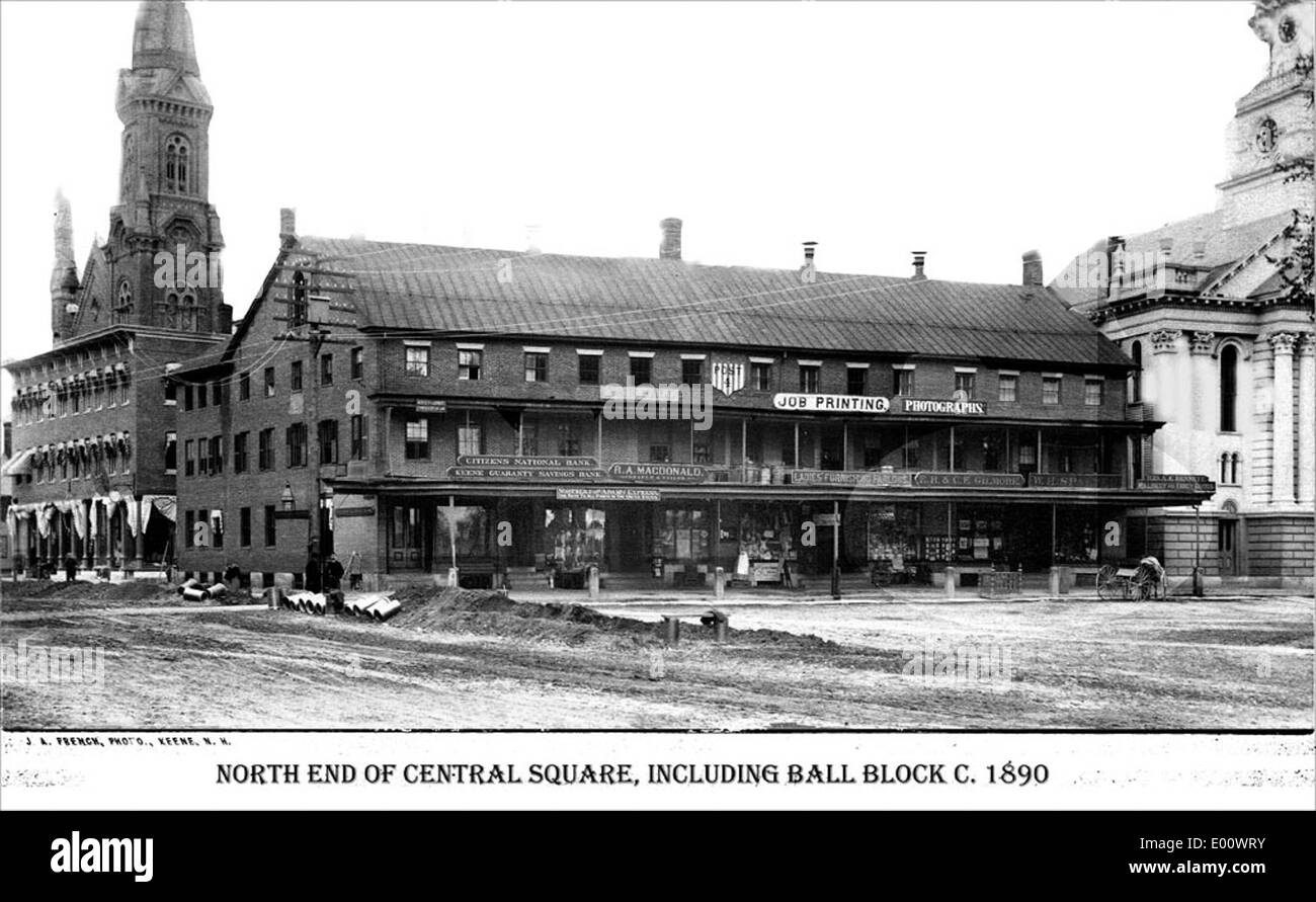 Questa fotografia raffigura il lato nord di Central Square a Keene, New Hampshire, con l'edificio Ball Block e la Central Square Congregational Church. Mostra l'architettura e le infrastrutture storiche della città, tra cui l'installazione di tubi. Foto Stock