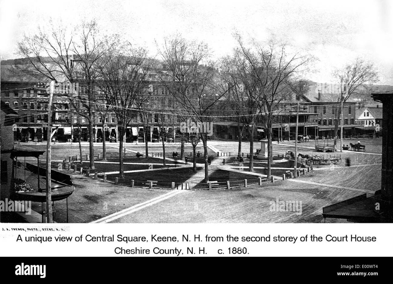 Una vista storica di Central Square a Keene, New Hampshire, che guarda a sud-est. La scena presenta il Bridgman Block e il Cheshire County Court House, punti di riferimento principali del quartiere centrale di Keene. La piazza è stata a lungo un punto centrale nella storia e nello sviluppo della città. Foto Stock
