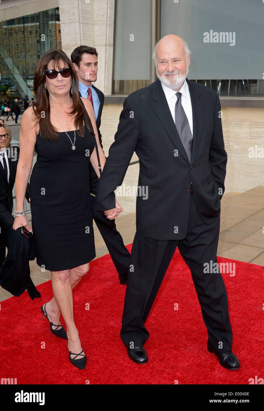 New York, NY, STATI UNITI D'AMERICA. 28 apr 2014. Rob Reiner con la moglie Michele cantante per gli arrivi per Film Society del Lincoln Center la quarantunesima edizione annuale premio Chaplin Gala, Avery Fisher Hall presso il Lincoln Center di New York, NY Aprile 28, 2014. Credito: Derek Storm/Everett raccolta/Alamy Live News Foto Stock