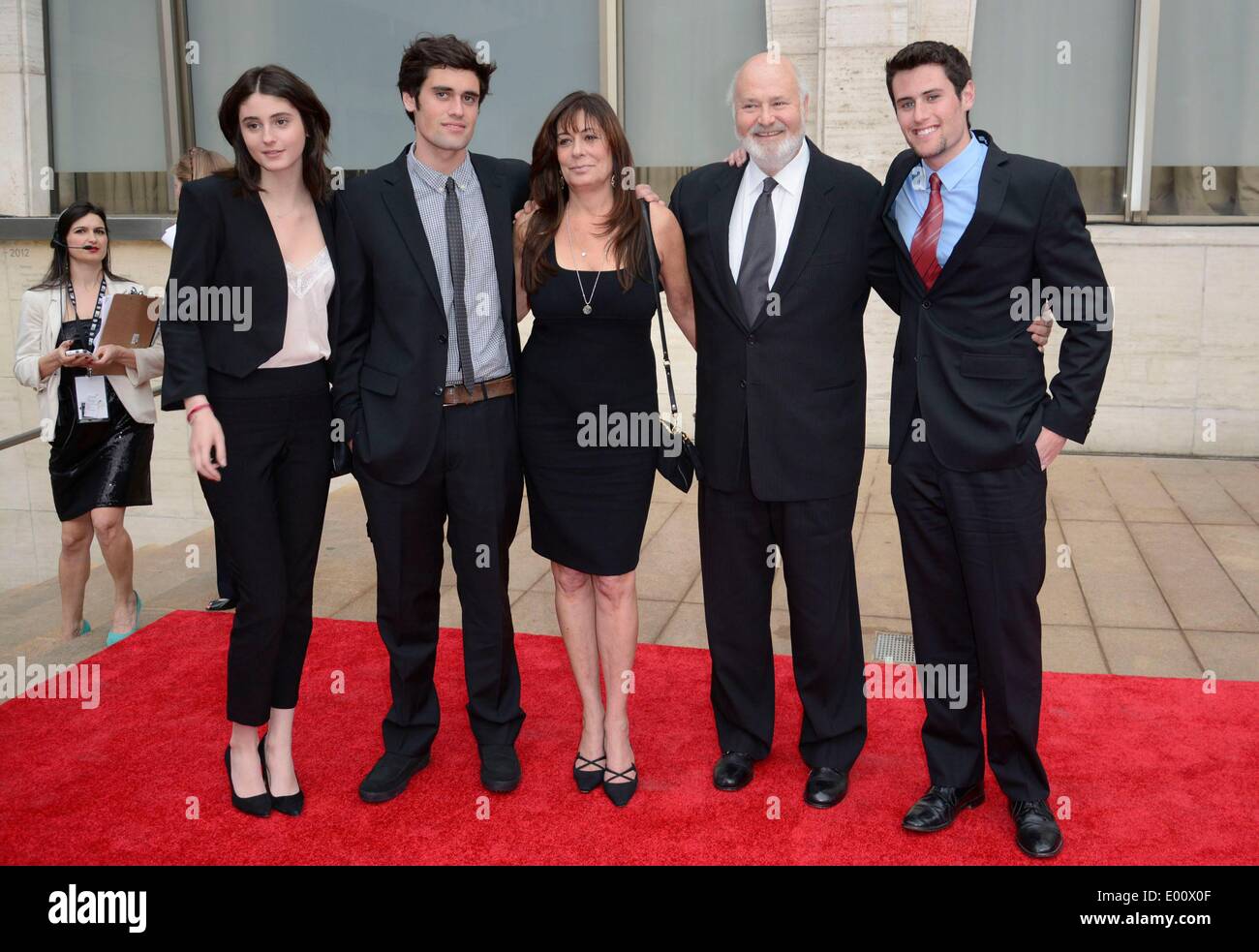 New York, NY, STATI UNITI D'AMERICA. 28 apr 2014. Rob Reiner con la moglie Michele cantante e i bambini presso gli arrivi per Film Society del Lincoln Center la quarantunesima edizione annuale premio Chaplin Gala, Avery Fisher Hall presso il Lincoln Center di New York, NY Aprile 28, 2014. Credito: Derek Storm/Everett raccolta/Alamy Live News Foto Stock