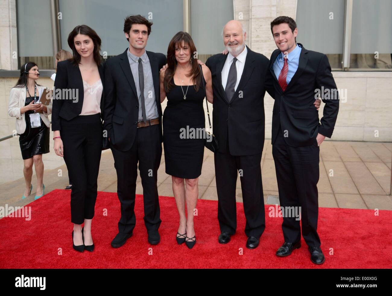 New York, NY, STATI UNITI D'AMERICA. 28 apr 2014. Rob Reiner con la moglie Michele cantante e i bambini presso gli arrivi per Film Society del Lincoln Center la quarantunesima edizione annuale premio Chaplin Gala, Avery Fisher Hall presso il Lincoln Center di New York, NY Aprile 28, 2014. Credito: Derek Storm/Everett raccolta/Alamy Live News Foto Stock