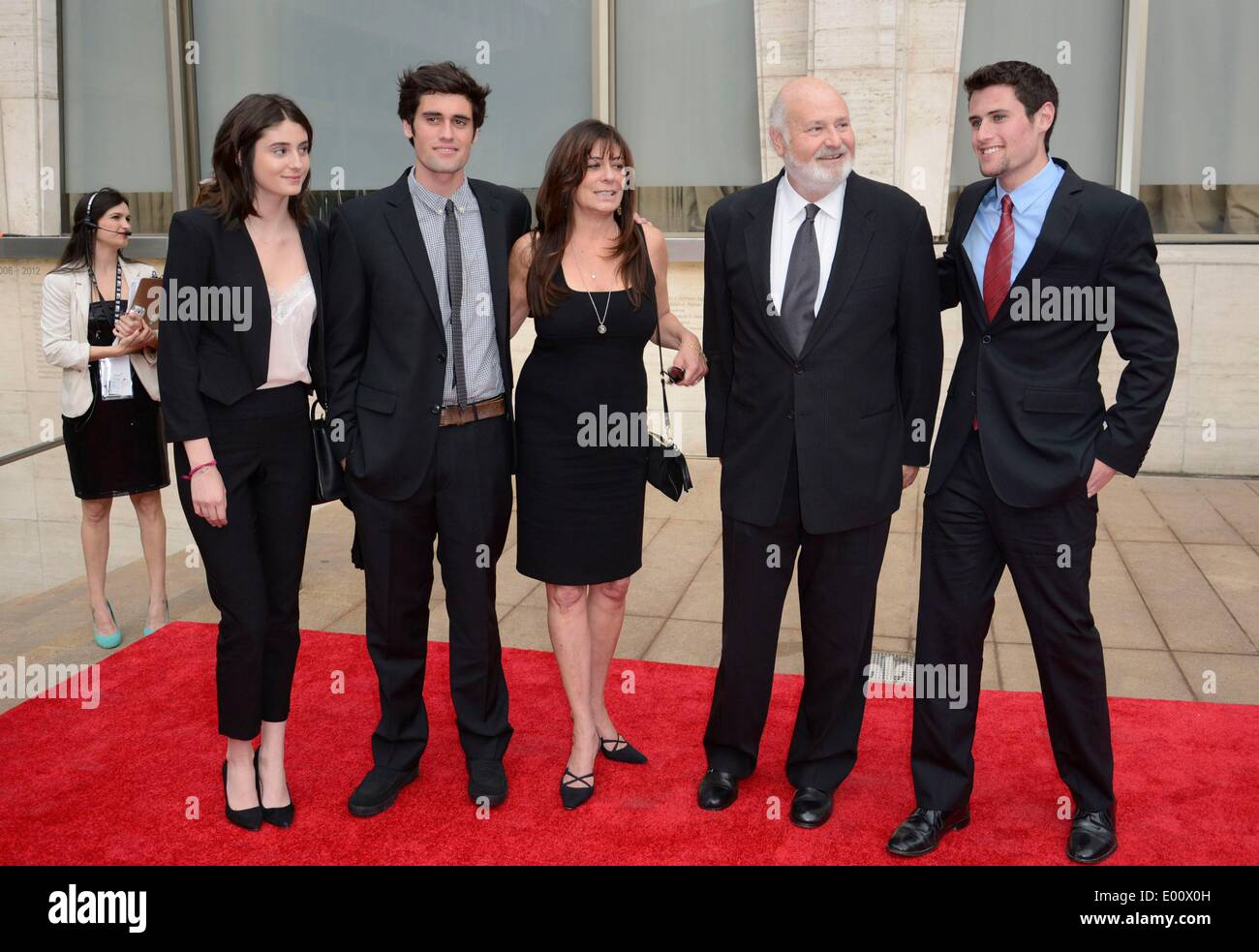 New York, NY, STATI UNITI D'AMERICA. 28 apr 2014. Rob Reiner con la moglie Michele cantante e i bambini presso gli arrivi per Film Society del Lincoln Center la quarantunesima edizione annuale premio Chaplin Gala, Avery Fisher Hall presso il Lincoln Center di New York, NY Aprile 28, 2014. Credito: Derek Storm/Everett raccolta/Alamy Live News Foto Stock