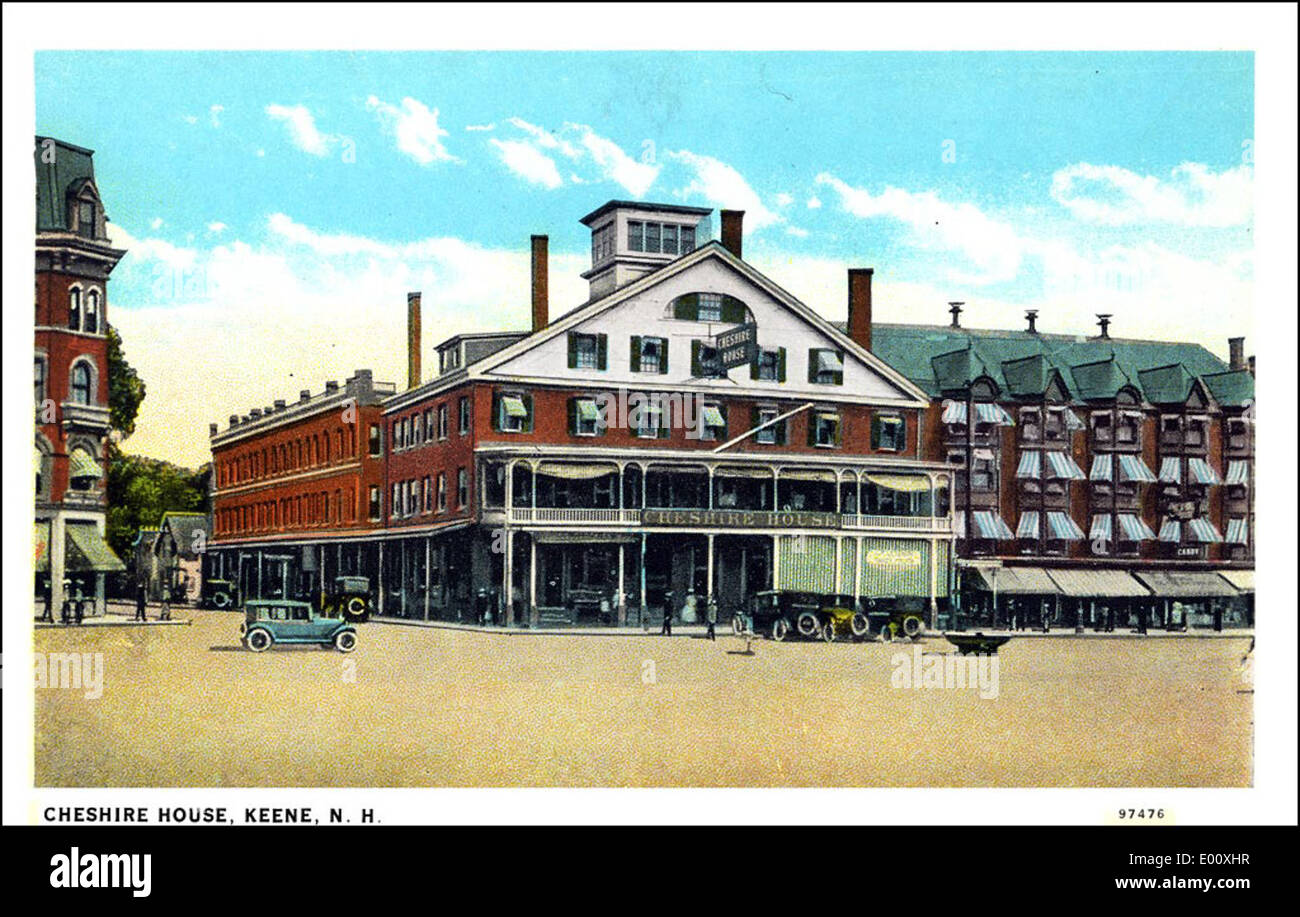 Una fotografia vintage di Cheshire House a Keene, New Hampshire, situata sulla Main Street. Il significato storico dell'edificio si riflette nella sua architettura e nelle auto d'epoca circostanti. Foto Stock