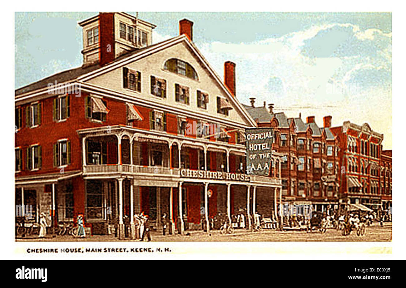 Cheshire House, situata sulla Main Street a Keene, New Hampshire, è un edificio storico noto per la sua architettura classica. L'immagine mostra carrozze trainate da cavalli di fronte alla struttura, tipiche del fascino ottocentesco della città. Foto Stock