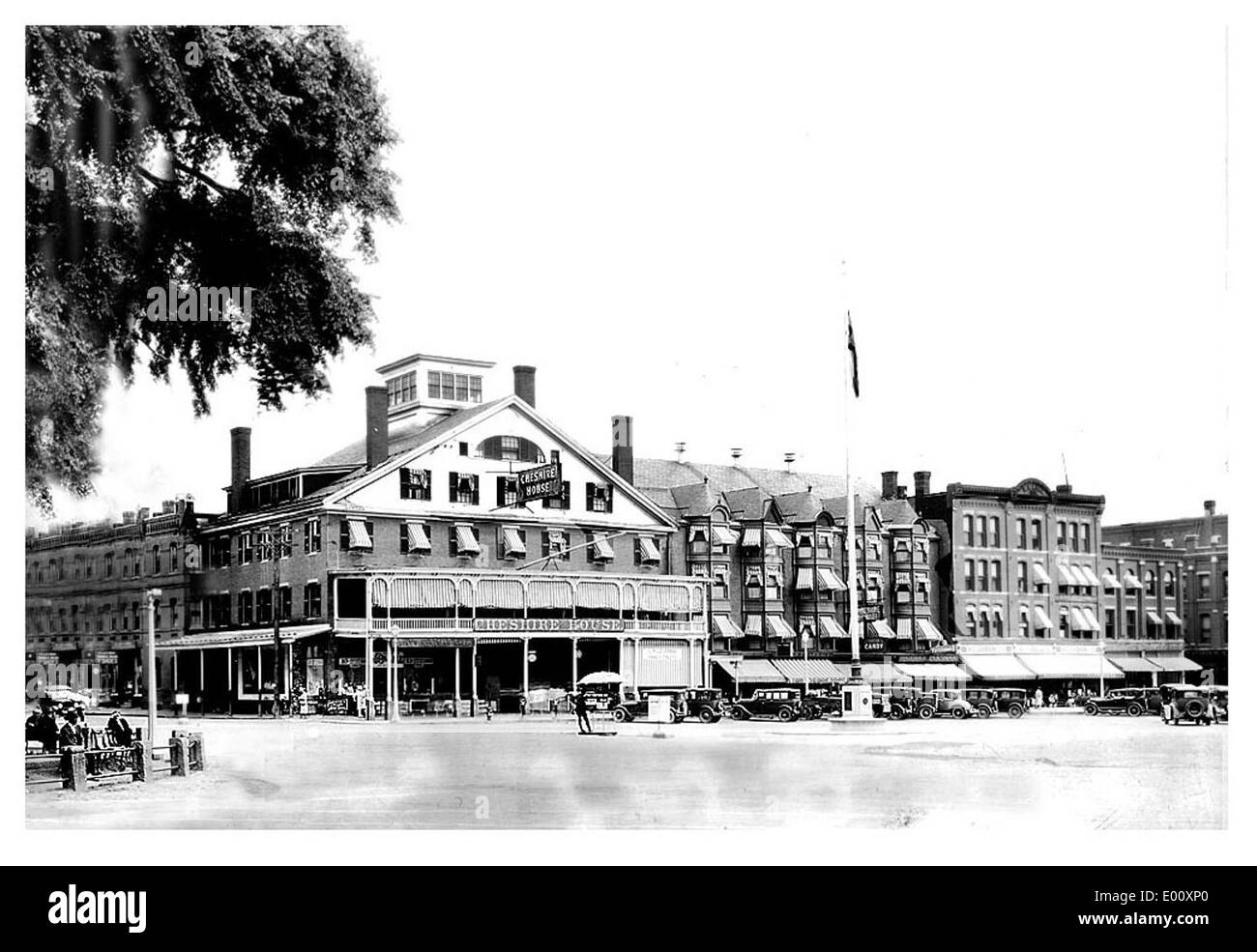 Questa fotografia mostra Cheshire House, situata in Main Street a Keene, New Hampshire, alla fine degli anni '1920 Cattura l'architettura vintage e il vivace quartiere del centro dell'epoca, insieme alle automobili dell'epoca. Foto Stock