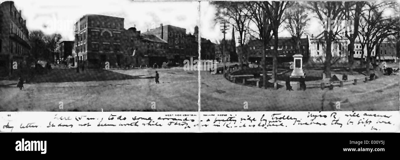 Questa fotografia mostra Central Square a Keene, New Hampshire, con una vista a nord-ovest. L'immagine mostra le attività locali, il Monumento ai soldati e il quartiere centrale della città. Central Square è una caratteristica chiave dell'area del centro di Keene, che riflette il significato storico della città. Foto Stock