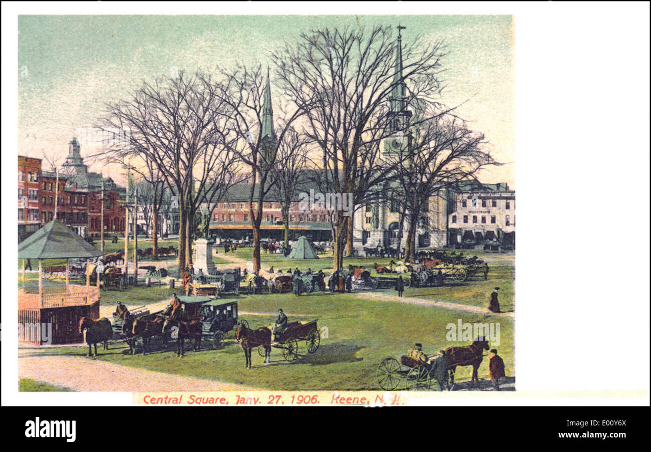 Una fotografia vintage di Central Square a Keene, New Hampshire, che mostra la vivace piazza della città. L'immagine mette in risalto la tribuna e il cavallo e il buggy, offrendo uno sguardo sul fascino storico della città durante il XIX secolo. Foto Stock