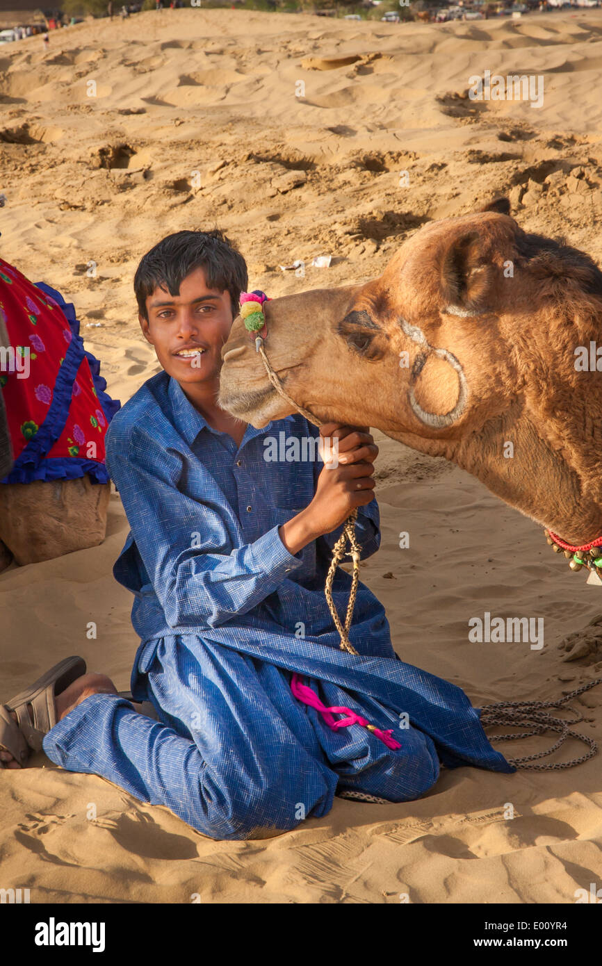 Camel kiss cameleer dopo aver camminato sul deserto del Thar Foto Stock