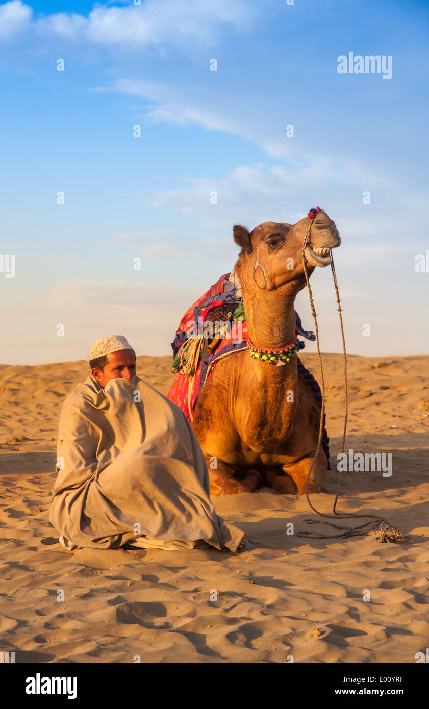 Cameleer e la sua mandria al Sam duna di sabbia Foto Stock