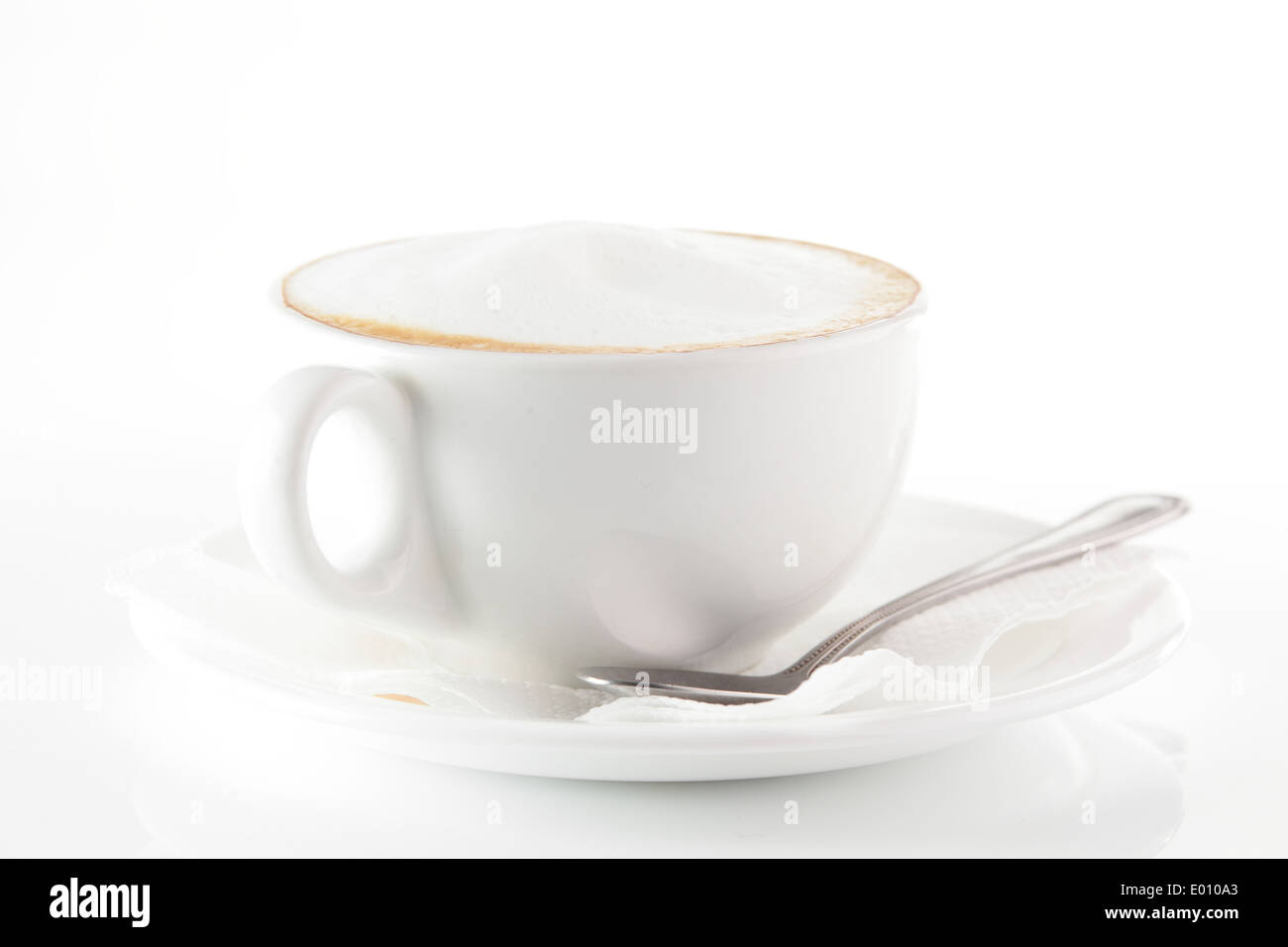 White tazza di caffè su sfondo bianco Foto Stock
