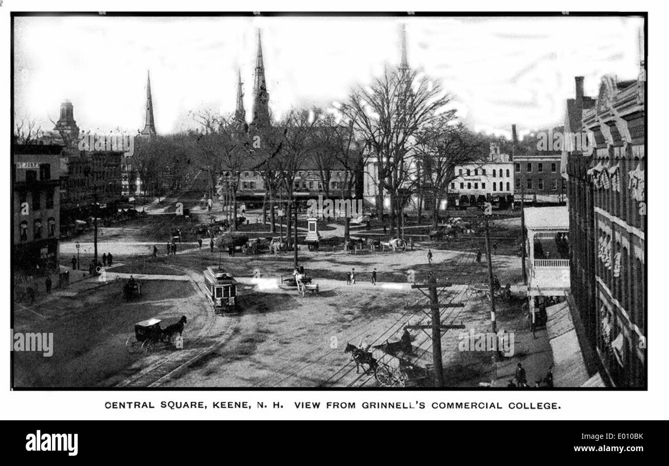 Questa fotografia storica di Central Square a Keene, New Hampshire, mette in risalto il quartiere degli affari e presenta la Keene Electric Railway. La scena cattura la vita cittadina del XIX secolo, con buggy trainati da cavalli e i primi mezzi di trasporto elettrici. Foto Stock