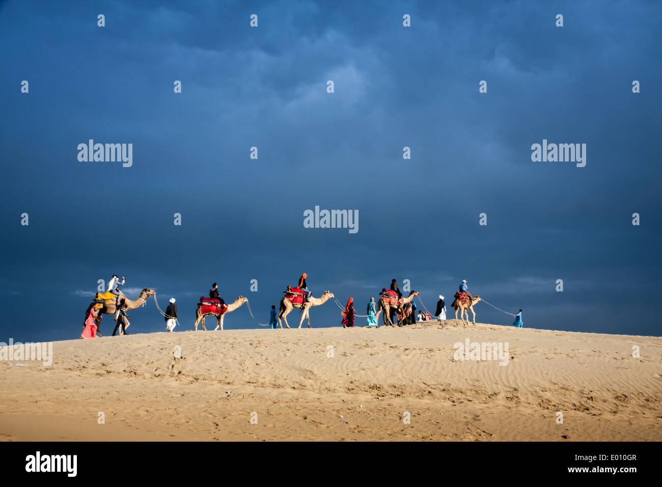 Cameleer e clienti al Sam duna di sabbia Foto Stock