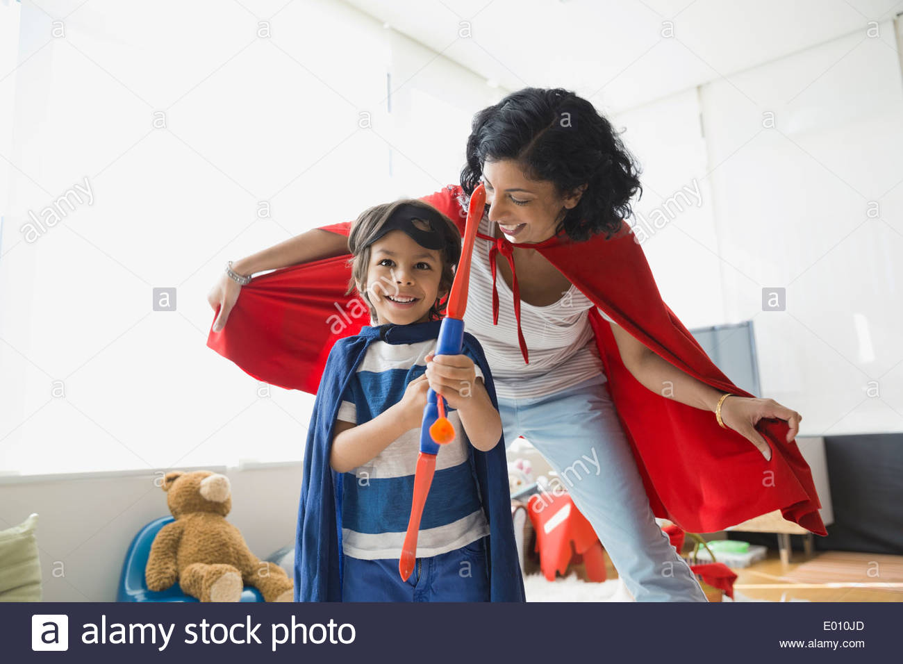 Madre e figlio in costumi di supereroi Foto Stock