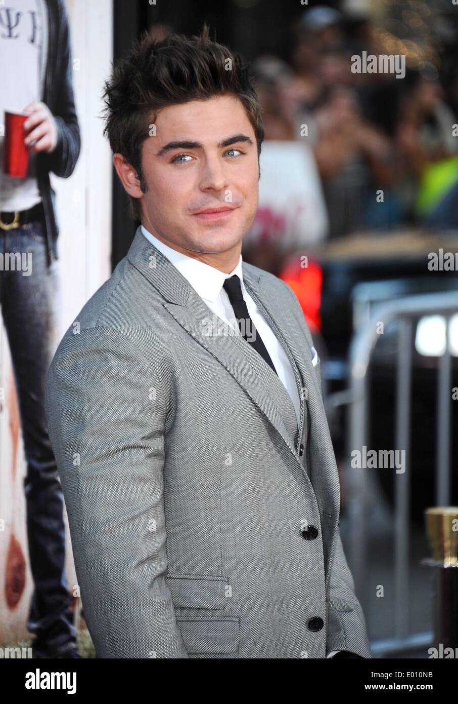 Los Angeles, CA, Stati Uniti d'America. 28 apr 2014. Zac Efron presso gli arrivi per i paesi vicini che Premiere, il Regency Village Theatre di Los Angeles, CA 28 aprile 2014. Credito: Dee Cercone/Everett raccolta/Alamy Live News Foto Stock