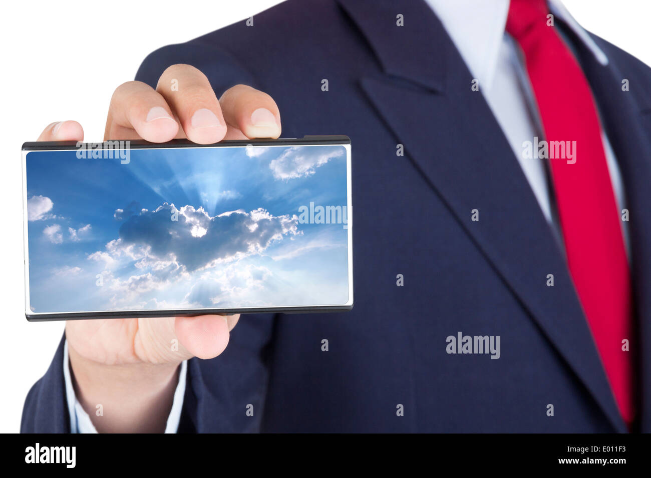 Mostra di smartphone sul proprietario mano con la tecnologia di cloud computing sullo schermo isolato su sfondo bianco Foto Stock