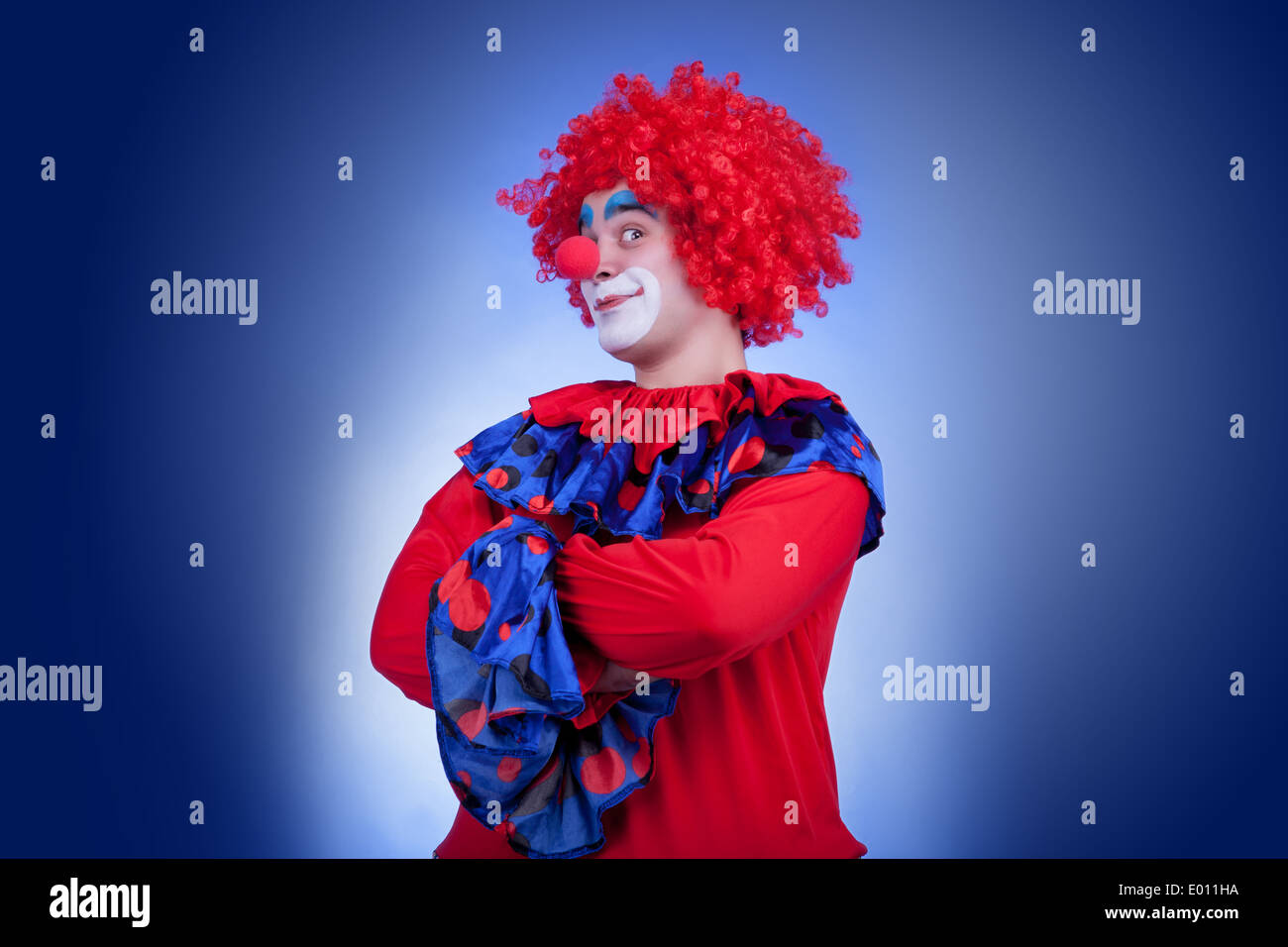 Happy clown su sfondo blu. Studio professionale di ripresa di illuminazione Foto Stock
