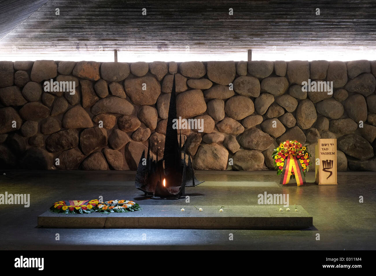 Fiori deposti nella fiamma e nella sala della memoria di Yad Vashem, il Centro Mondiale della memoria dell'Olocausto, a Gerusalemme, Israele, per commemorare i 6 milioni di vittime ebraiche uccise dai nazisti durante la seconda guerra mondiale Foto Stock