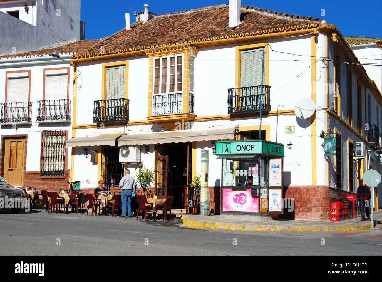 Cafe e il chiosco della lotteria in Calle Camino de Malaga, Colmenar, Andalusia, Spagna, Europa occidentale. Foto Stock