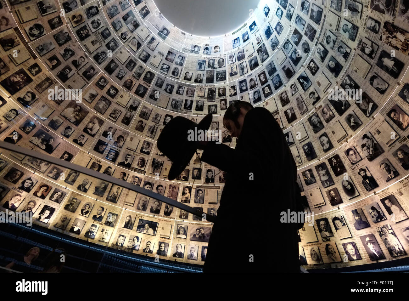 Un ebreo haredi si trova nella Hall of Names di Yad Vashem, il World Holocaust Remembrance Center, a Gerusalemme, Israele, per commemorare i 6 milioni di vittime ebree uccise dai nazisti durante la seconda guerra mondiale Foto Stock