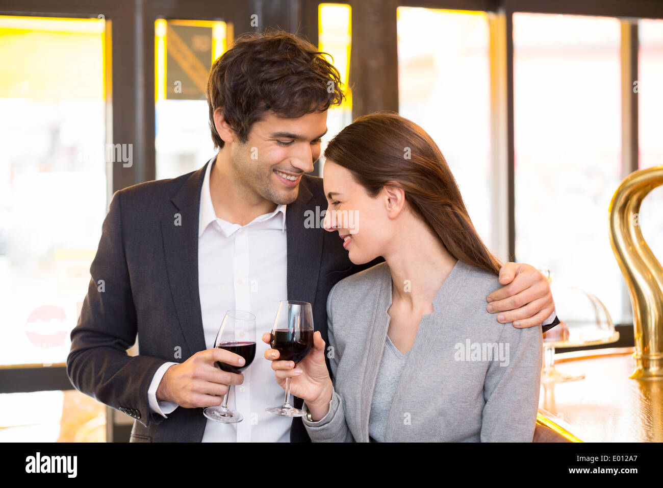 Donna Uomo allegro amante bere il caffè bar Foto Stock