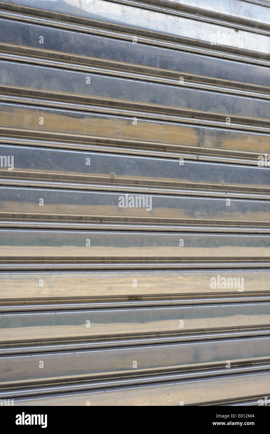 Stecca in metallo a parete, metallo lucido sullo sfondo di close-up. Foto Stock