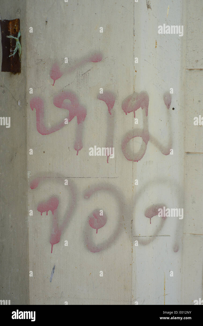 Muro di graffiti, tailandese parola graffiti. Si dice "No parcheggio' Foto Stock