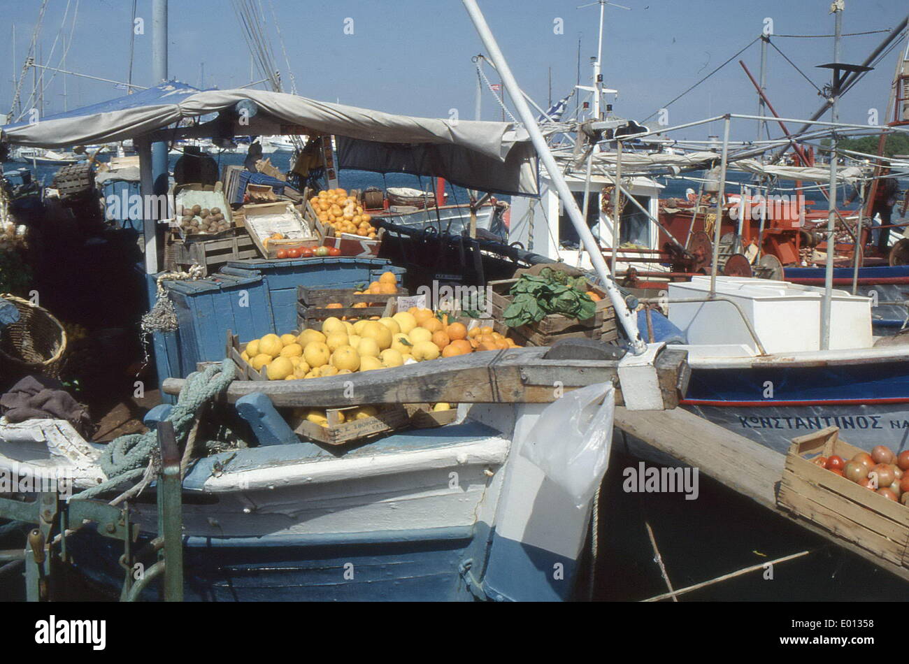 Il mercato della città di Aegina sull'isola di Aegina, 1989 Foto Stock