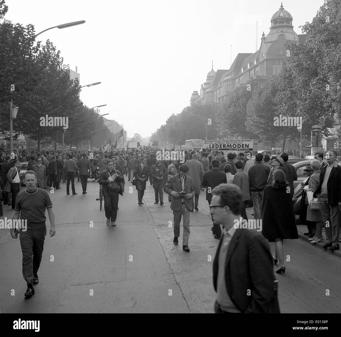 Guerra Anti-Vietnam dimostrazione a Kurfürstendamm di Berlino, 1968 Foto Stock