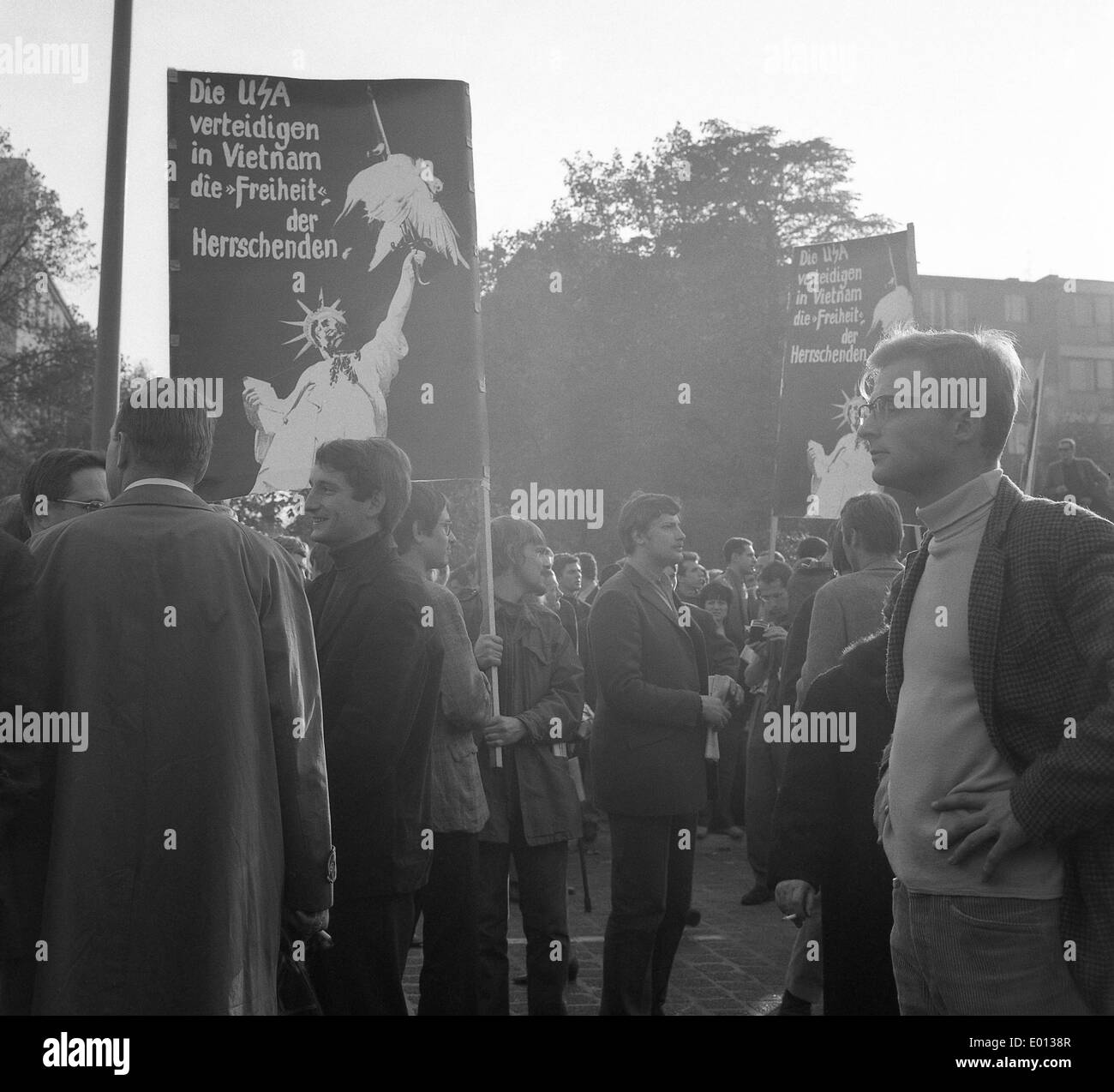 Guerra Anti-Vietnam manifestazione a Berlino, 1968 Foto Stock
