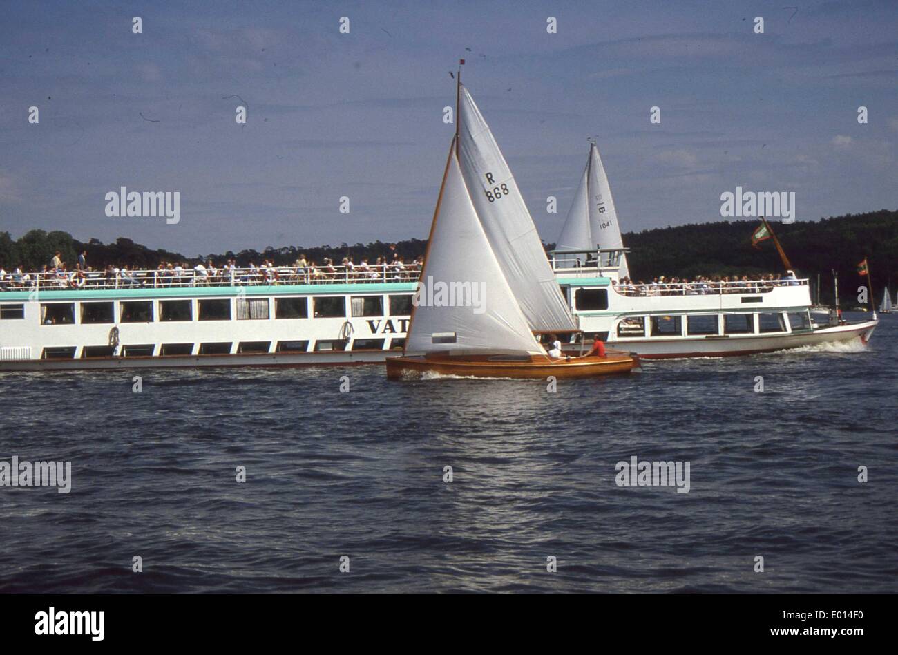 Barche a vela e la nave passeggeri sul lago Wannsee, Berlino, 1989 Foto Stock