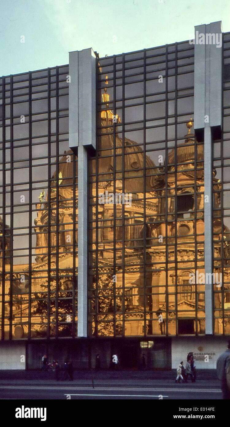 La Cattedrale di Berlino si riflette nel Palazzo della Repubblica di Berlino, 1990 Foto Stock