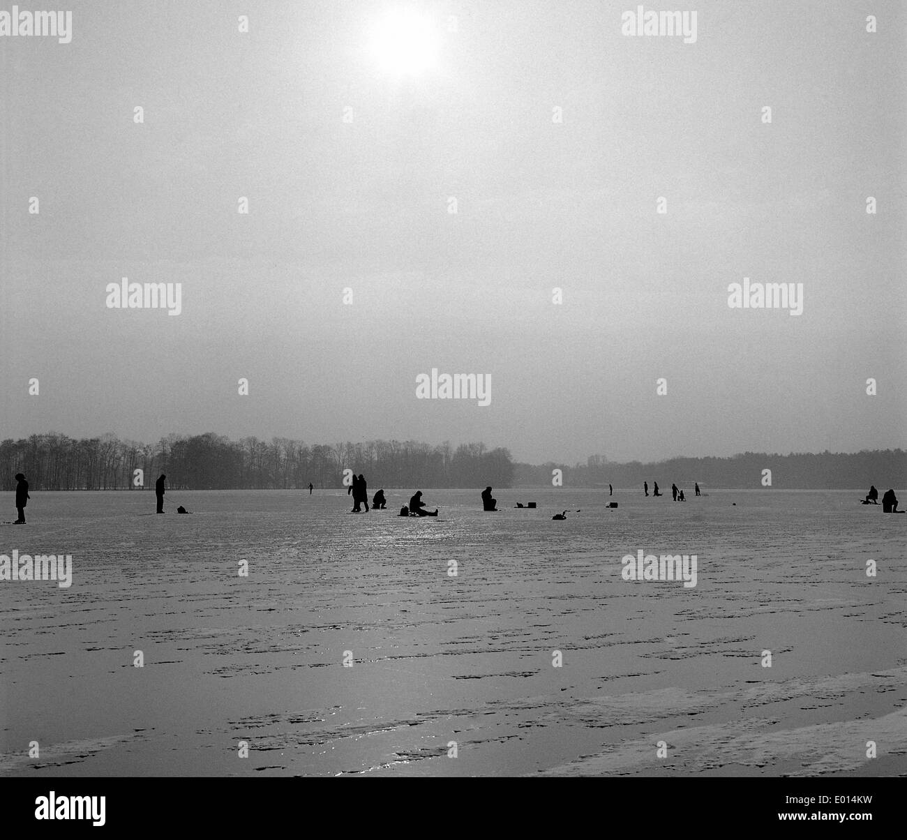 I soldati sovietici la pesca attraverso un buco nel ghiaccio al Scharmuetzelsee, Pieskow, 1976 Foto Stock