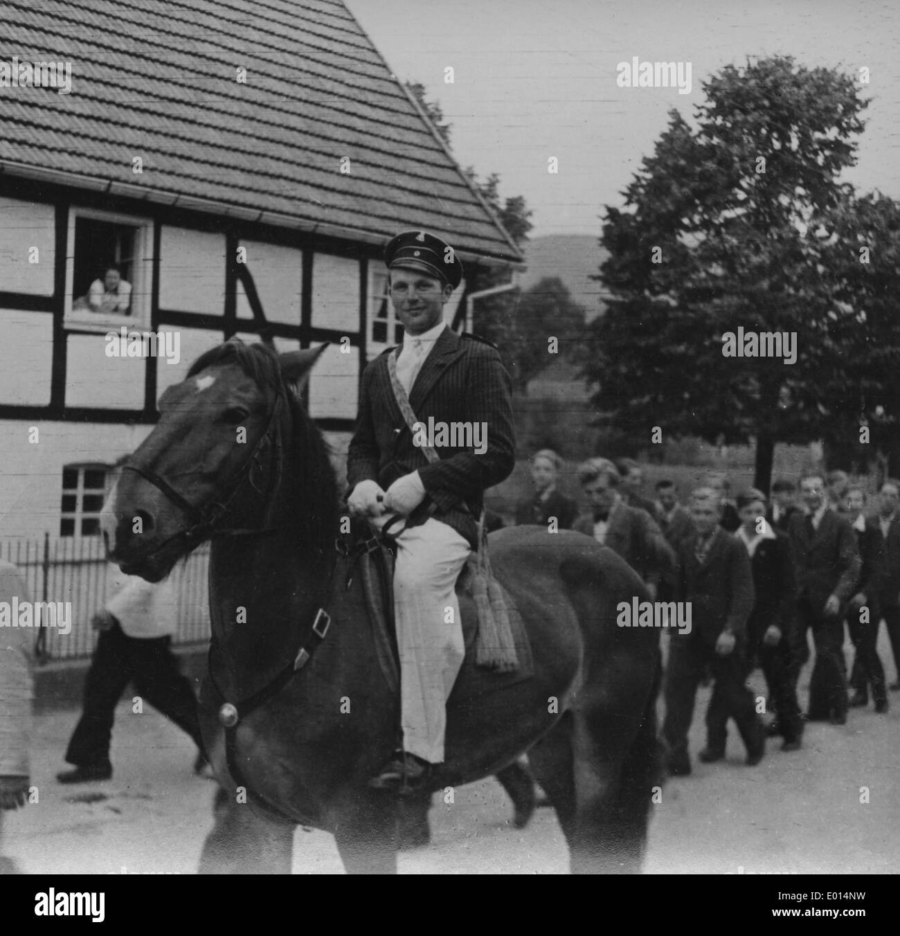 Uno sparatutto su un cavallo in Endorf, Sauerland, 1947 Foto Stock