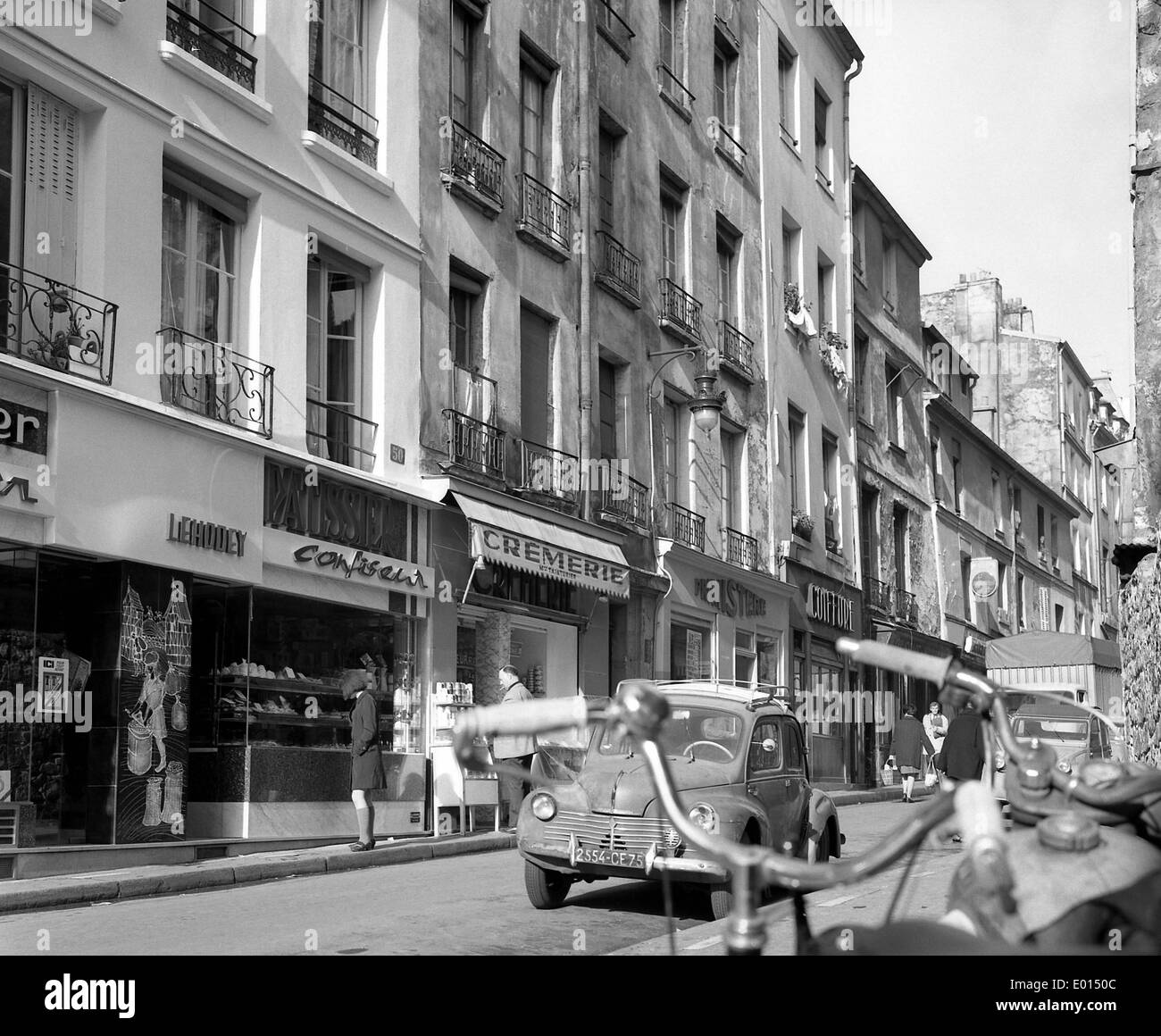 Rue Mouffetard a Parigi, 1967 Foto Stock