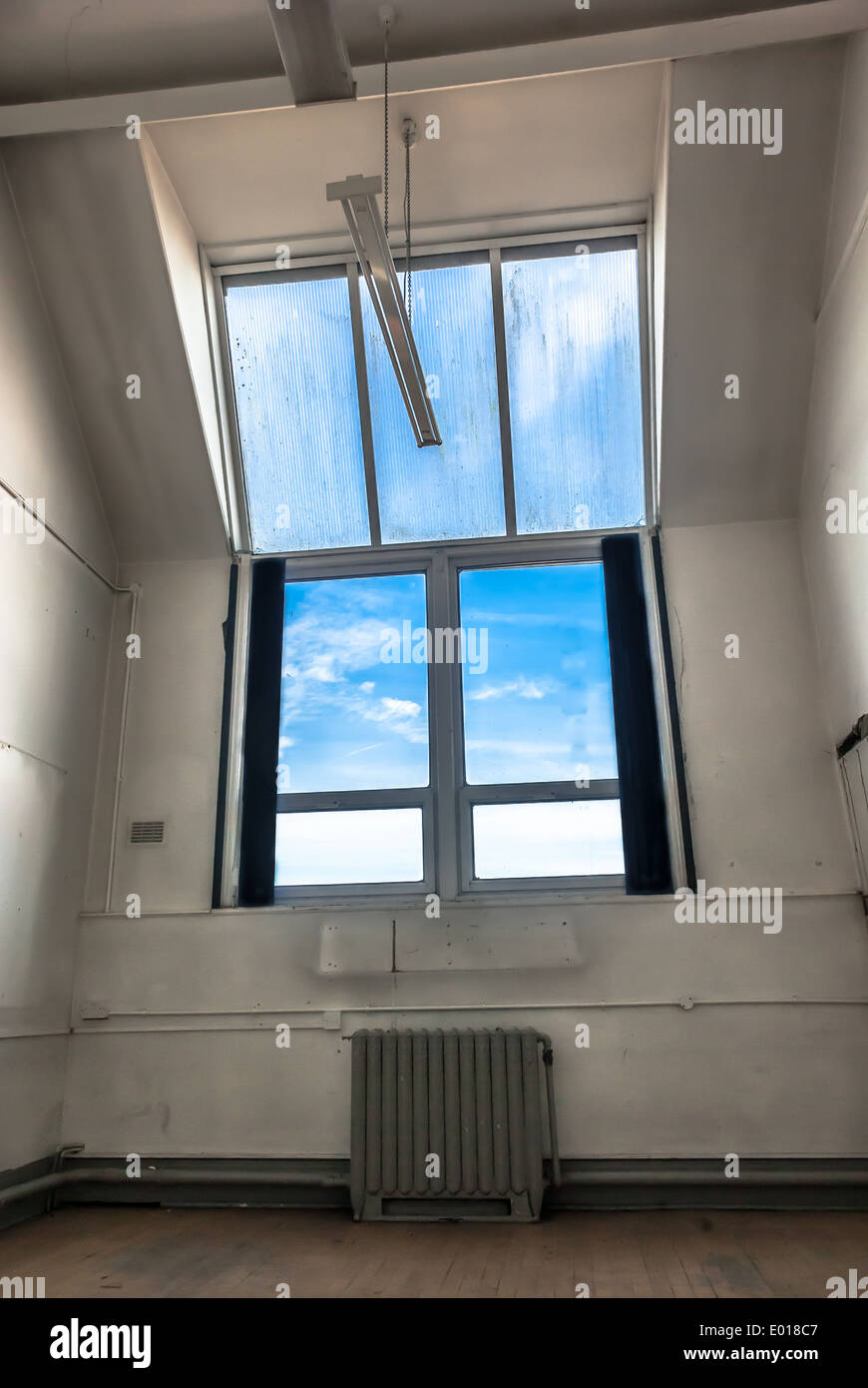 Abbandonato Art Studio con un grande lucernario finestra. Foto Stock