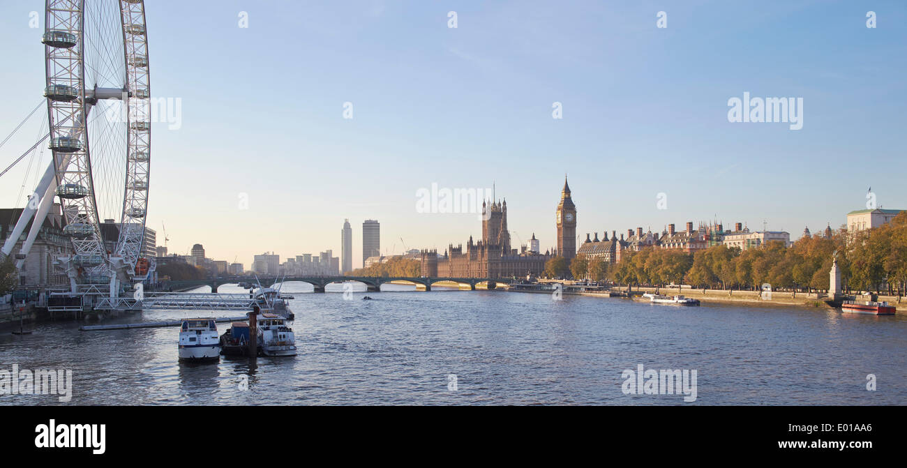 St George Wharf Tower, London, Regno Unito. Architetto: Broadway Malyan Limited, 2013. Panoramica vista Tamigi con city landmar Foto Stock