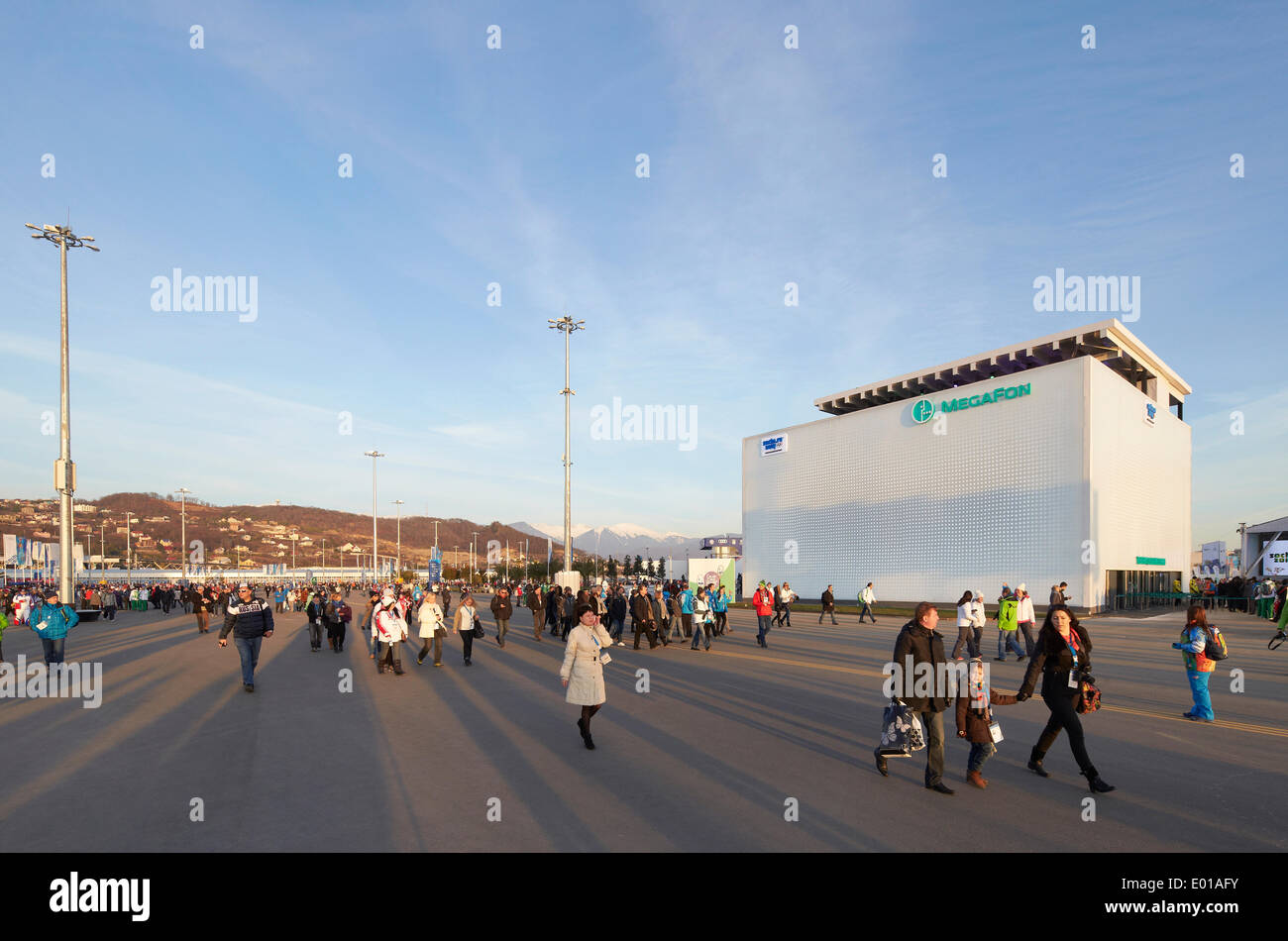 MegaFon, Sochi Olimpiadi Invernali 2014, Sochi, Russia. Architetto: Asif Khan, 2014. Vista generale del Parco Olimpico con i visitatori. Foto Stock