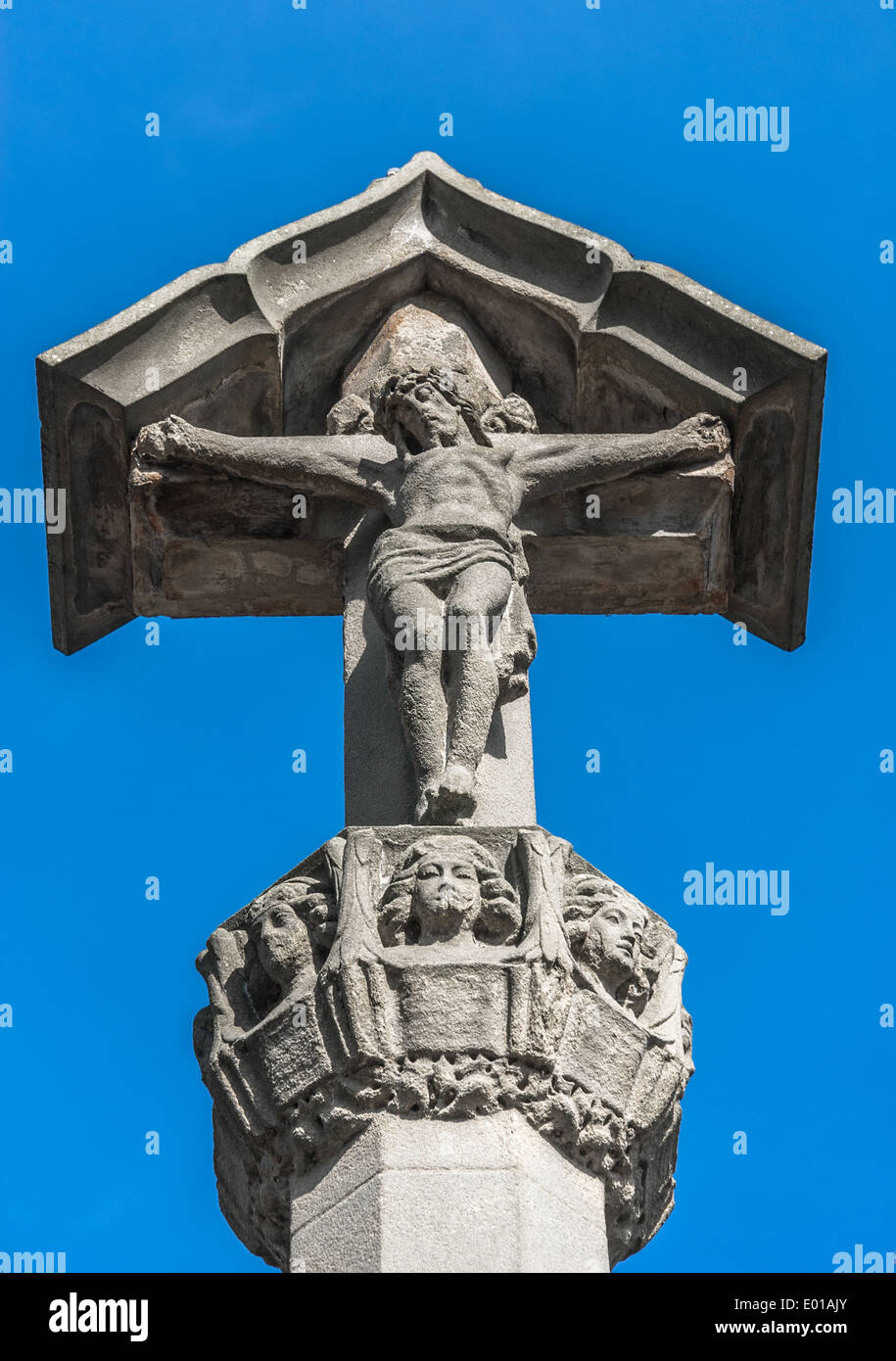 Cristo sulla croce nella parte superiore di un cenotafio in Nantwich, Cheshire. Foto Stock