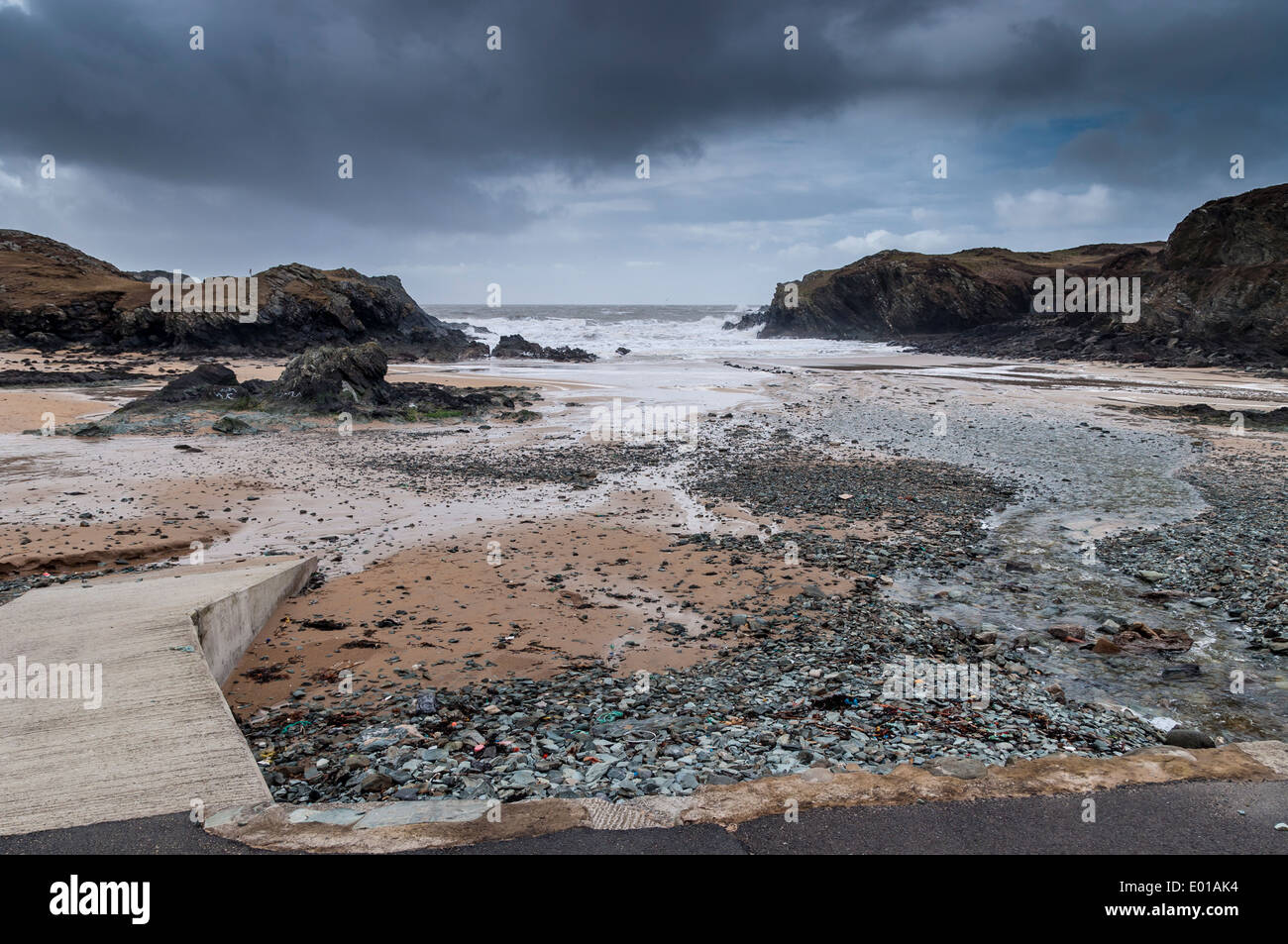 Porth Dafarch Anglesey North Wales su un giorno di tempesta. Foto Stock