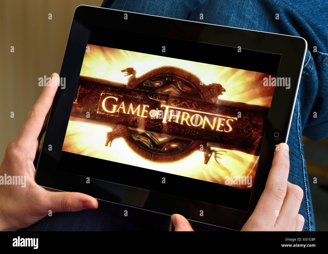 La visione di 'Gioco di troni' su un iPad di Apple computer tablet Foto Stock