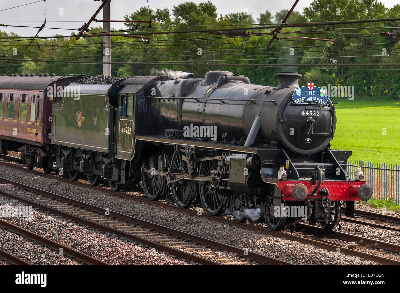 Classe Stanier 5 Nero 5 numero 44392 traina la Gran Bretagna VII il vapore railtour sulla linea principale della costa occidentale WCML Winwick a. Foto Stock