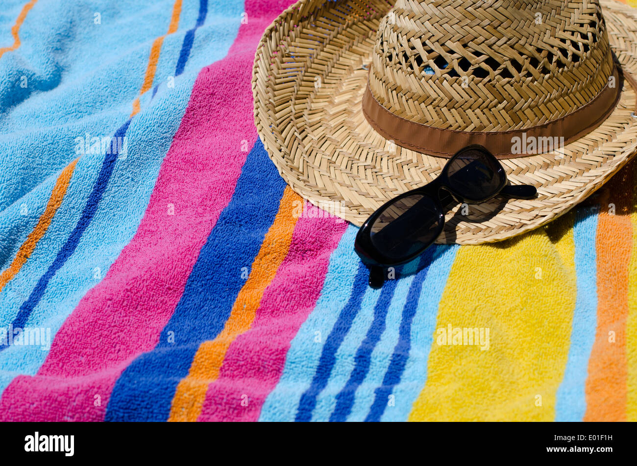 Concetto di vacanza con spiaggia asciugamano, cappello per il sole e occhiali da sole Foto Stock