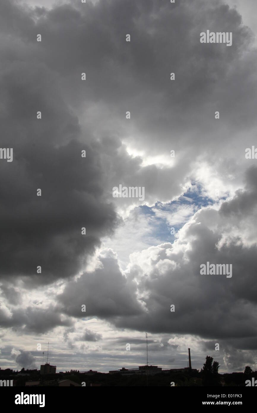 Roma, Italia. Il 28 aprile 2014. Meteo - nuvole temporalesche su Roma, Italia. Credito: Gari Wyn Williams / Alamy Live News Foto Stock