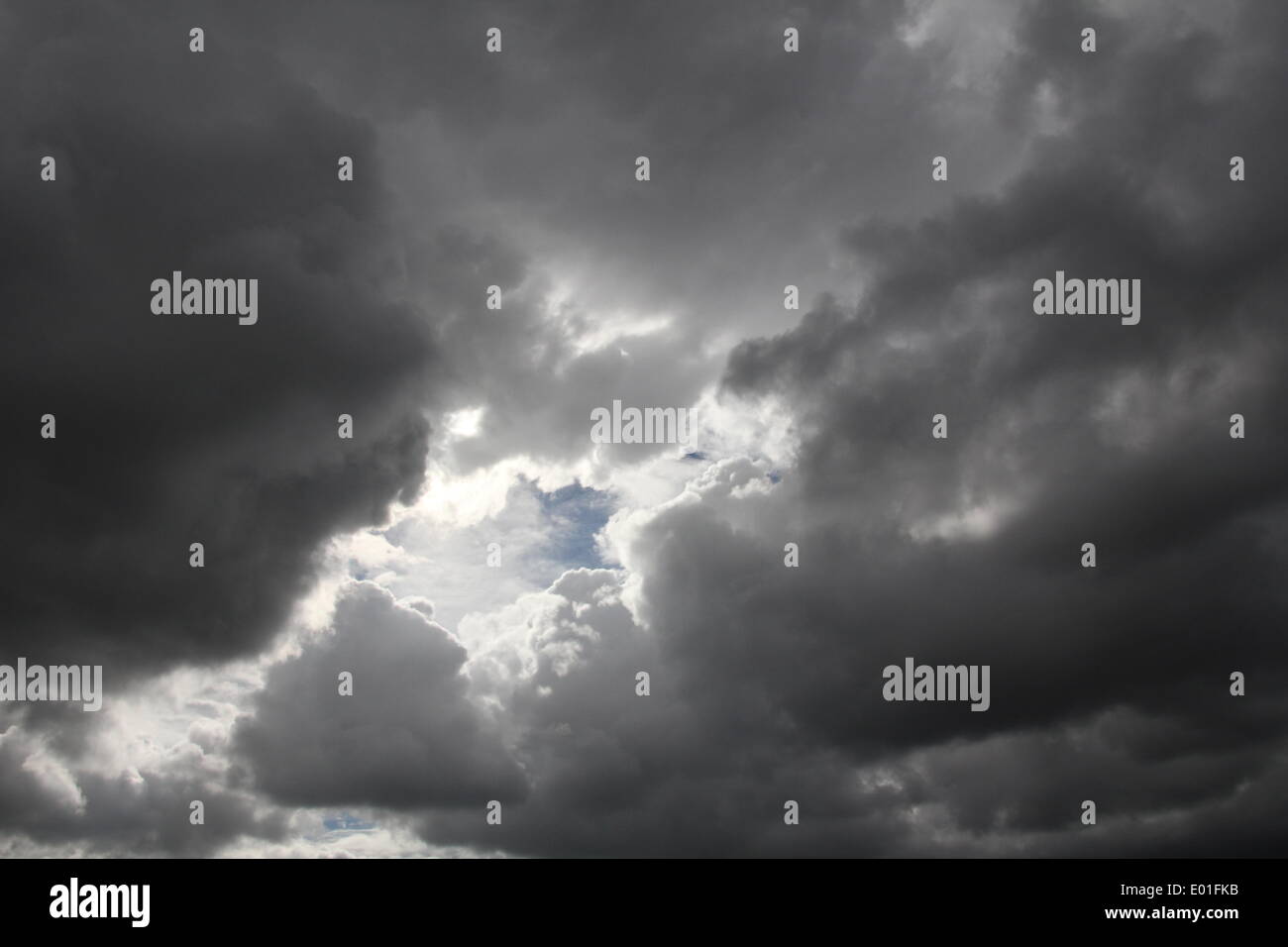 Roma, Italia. Il 28 aprile 2014. Meteo - nuvole temporalesche su Roma, Italia. Credito: Gari Wyn Williams / Alamy Live News Foto Stock