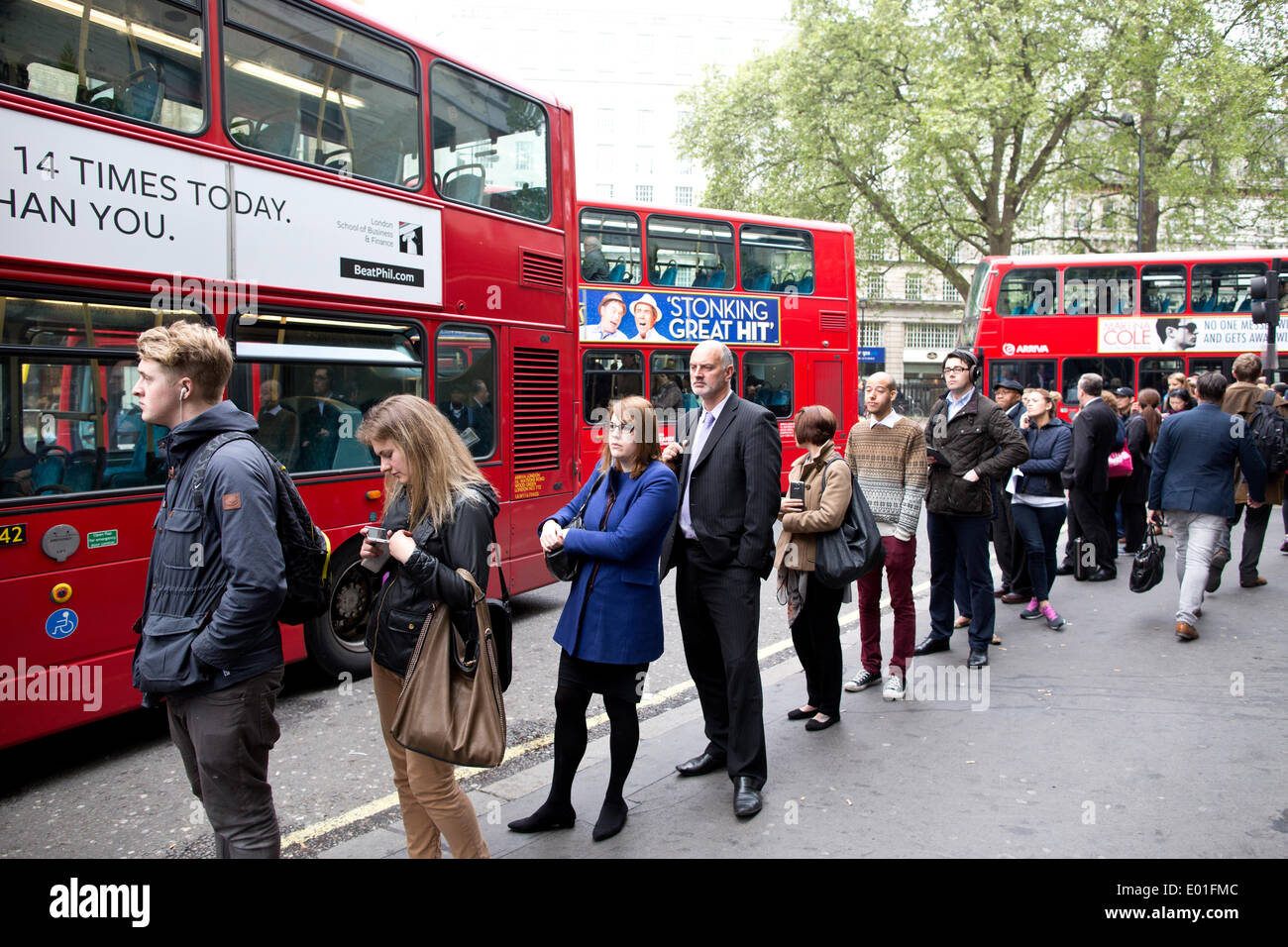 Tubo di Londra sciopero, Victoria Station di Londra, Regno Unito il 29 aprile, 2014. La figura mostra i pendolari di mattina ora di punta che sta cercando di arrivare a lavorare durante il tubo di Londra sciopero. Foto Stock