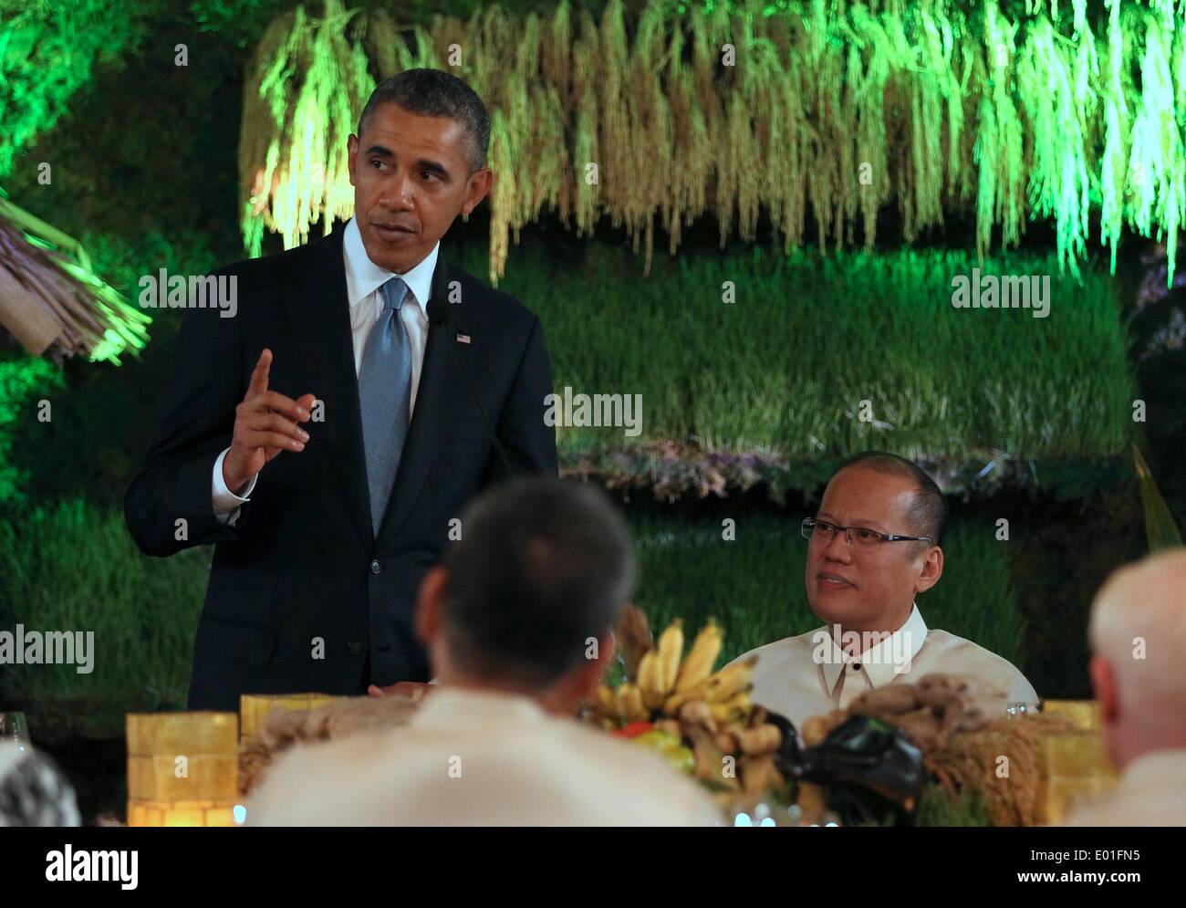 Il Presidente Usa Barack Obama parla durante una cena il ricevimento in suo onore a Rizal Hall come il presidente filippino S. Benigno Aquino III guardare al Malaca-un Palace Aprile 28, 2014 a Manila nelle Filippine. Foto Stock